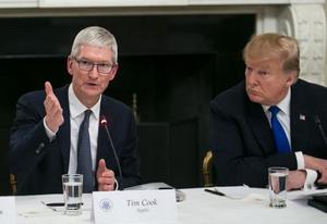 Apple наняла влиятельного лоббиста в надежде избежать пошлин на iPhone