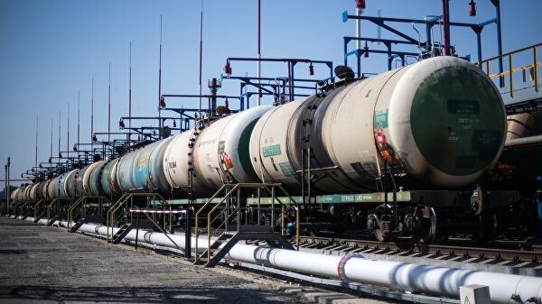 <br />
Пошлина на экспорт нефти из России с 1 декабря повышается на $2,2<br />
